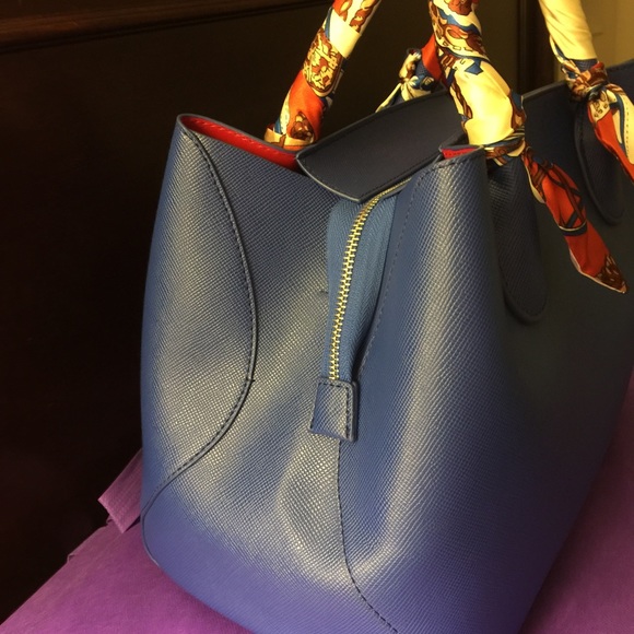 Handbag - Picture 2 of 3