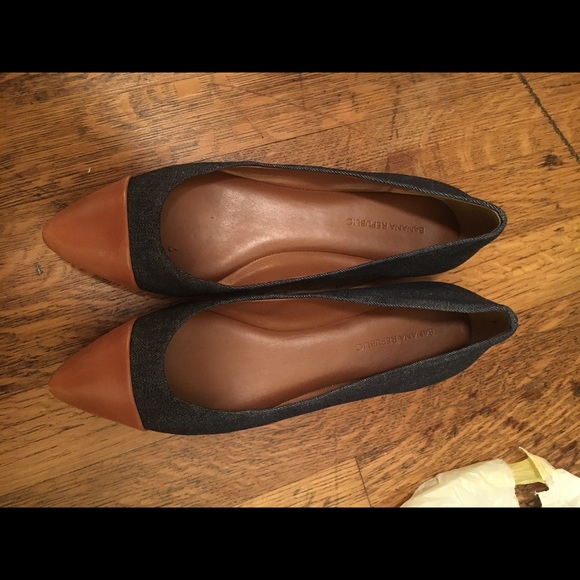 Denim pointy toed flat with leather toe cap.