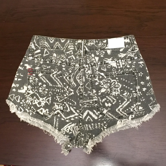 BDG High Rise Cheeky Short 💋 - Picture 4 of 4