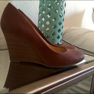Jessica Simpson brown close toe wedges.