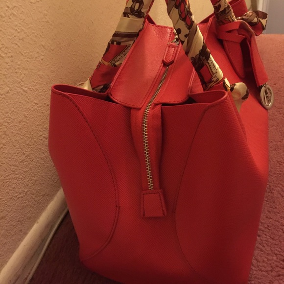 Handbag - Picture 2 of 3