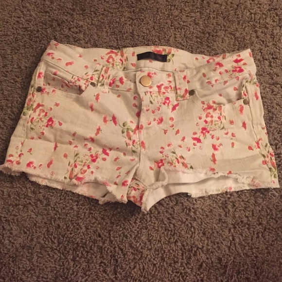 ❌ SOLD ❌ Cream colored cut-off w/ red flowers