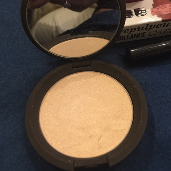 Becca highlighter in moonstone