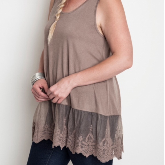 β SOLD BUNDLEDβ Lace Detail Tank - Picture 2 of 3