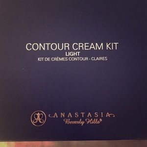 Anastasia Beverly Hills Contour kit in "Light"