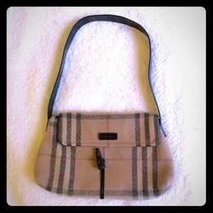 Classic Burberry wool shoulder bag