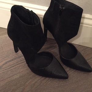 Steve Madden black faux snack skin & suede heels