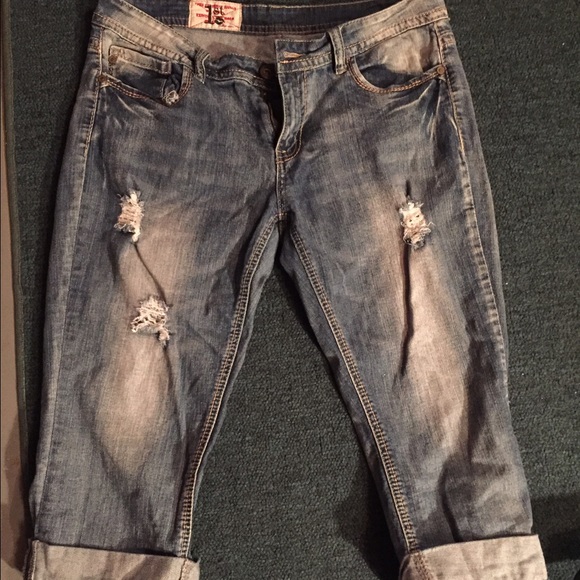 🌻CAPRI DISTRESSED JEANS🌻