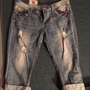 🌻CAPRI DISTRESSED JEANS🌻