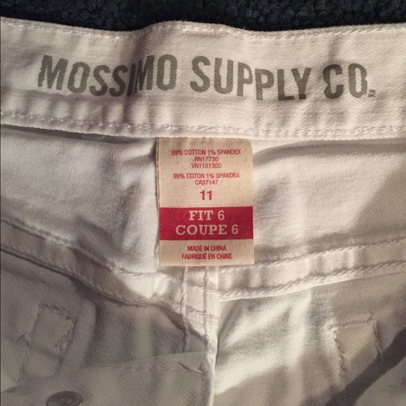 🌷WHITE SHORTS🌷 - Picture 2 of 3