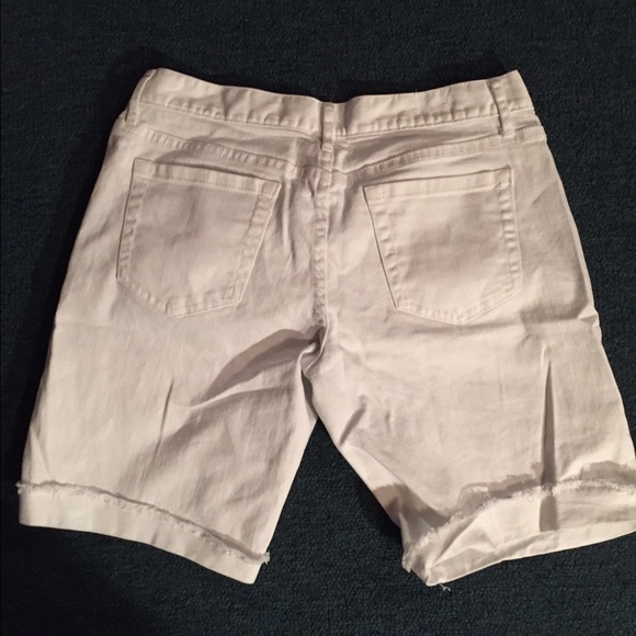 🌷WHITE SHORTS🌷 - Picture 3 of 3