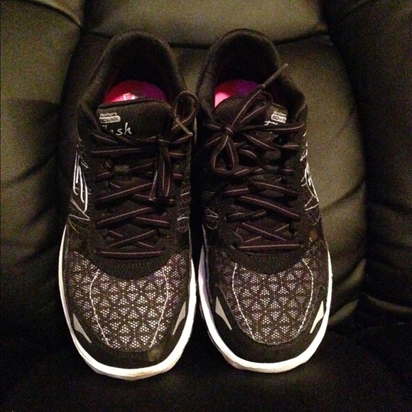 Sketchers "GoGa" Mat tennis shoes