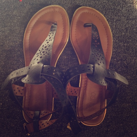 Black bongo sandals