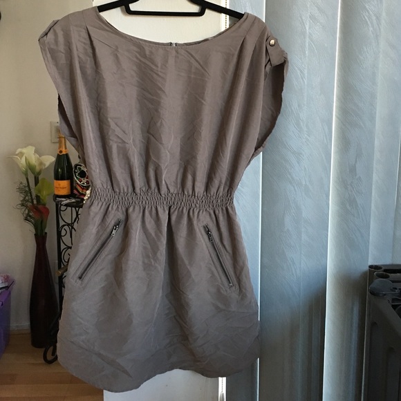 H&M Dresses & Skirts - H and M Zipper Pocket Dress.