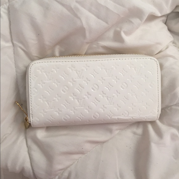White Wallet