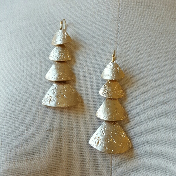 FINAL SALE Textured Gold Triangle Earrings Mod - Picture 2 of 3