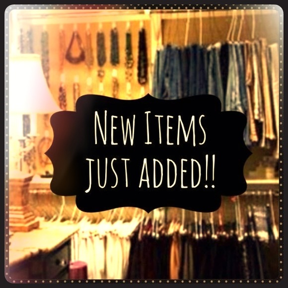 Tag yourself to be notified of new listings 👗👗👗 - Picture 1 of 1