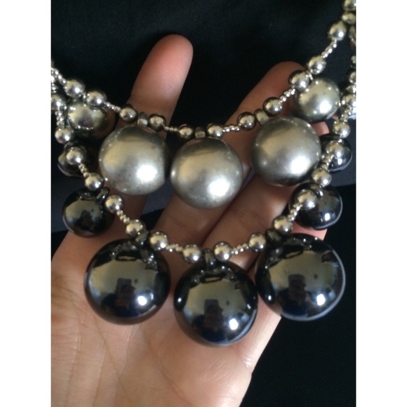 ✨HP✨Silver and Black Statement Necklace - Picture 2 of 3