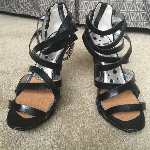 daring strappy heels! - Picture 3 of 3