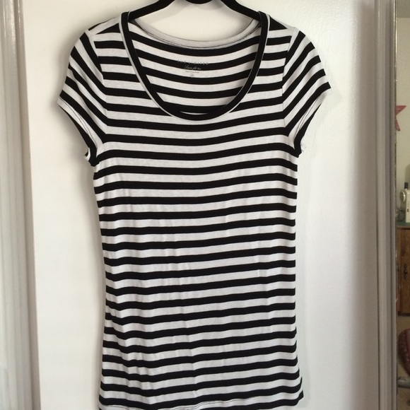 The limited super soft stretchy scoop neck size m.
