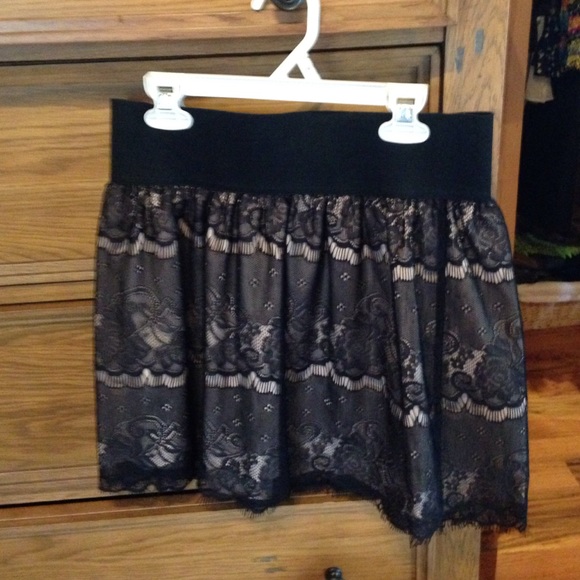 Black lace skirt - Picture 1 of 2