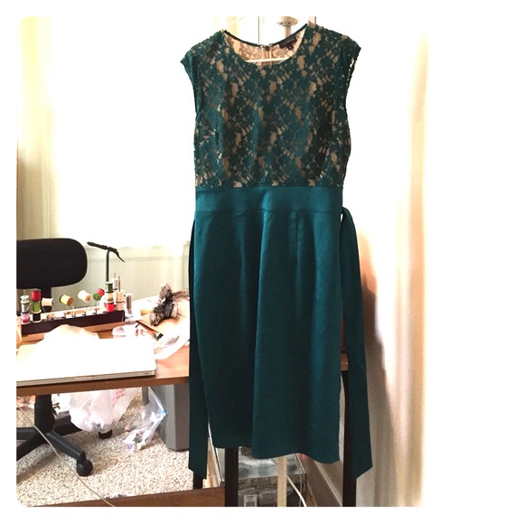 Emerald green lace and satin-like dress size 8