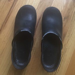 Dansko Womens size 38 size 8 black clogs