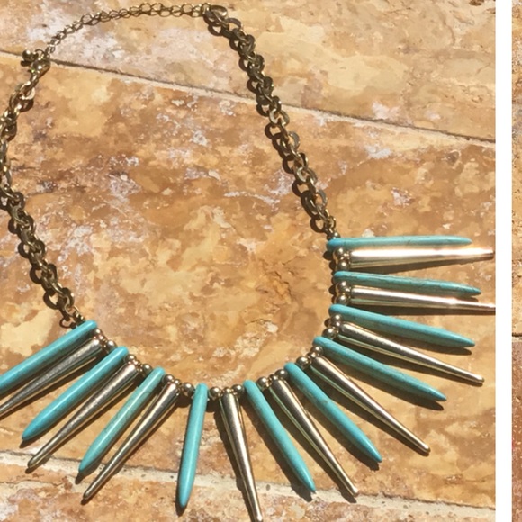 CLOSET CLOSED FOR SUMMER - Picture 2 of 4