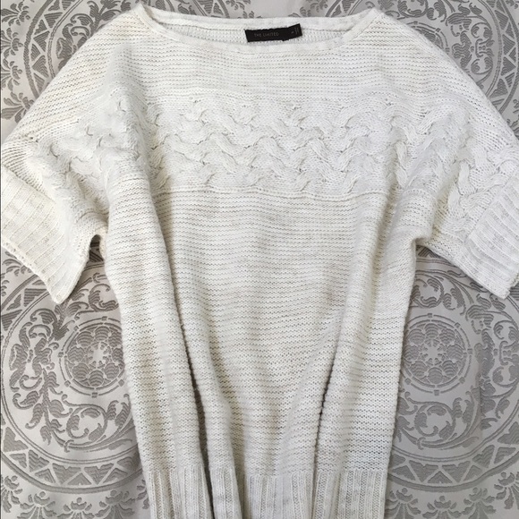 Limited short sleeve sweater.