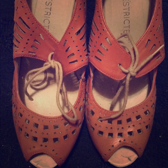 Peep tow wedges