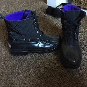 Sorry snow boots size 6, barely worn