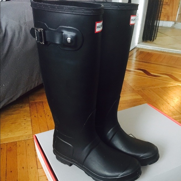 SOLD . Tall HUNTER black rain boots - Picture 1 of 4
