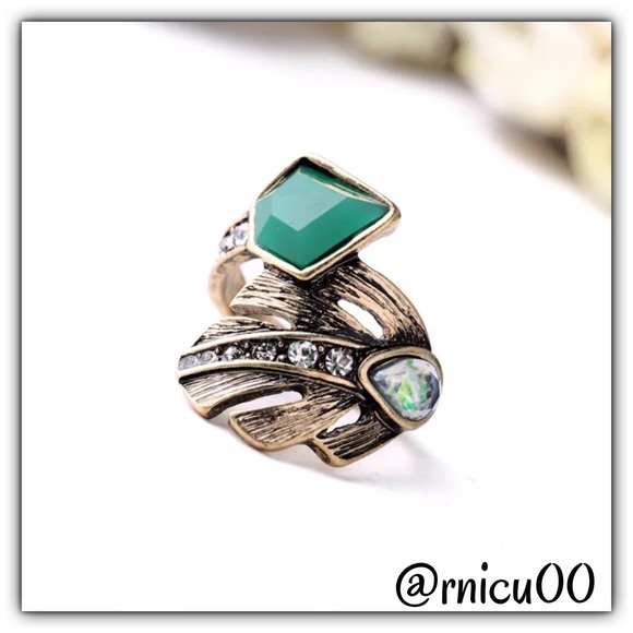 Boutique Jewelry - Vintage Gold Leaf Crystal Pavé Wrap Ring!