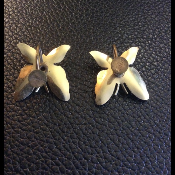Vintage Charm Butterfly Screwback Earrings! ๐ - Picture 3 of 4