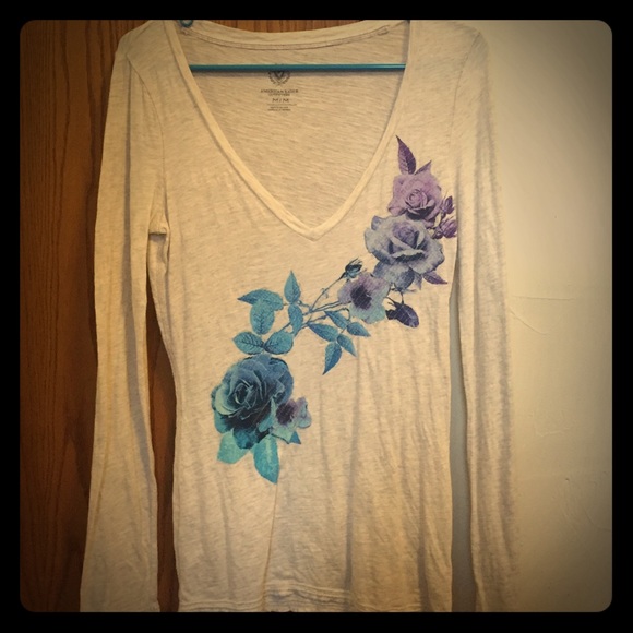 Long sleeve tee. American Eagle. Flower design.