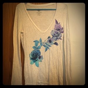 Long sleeve tee. American Eagle. Flower design.