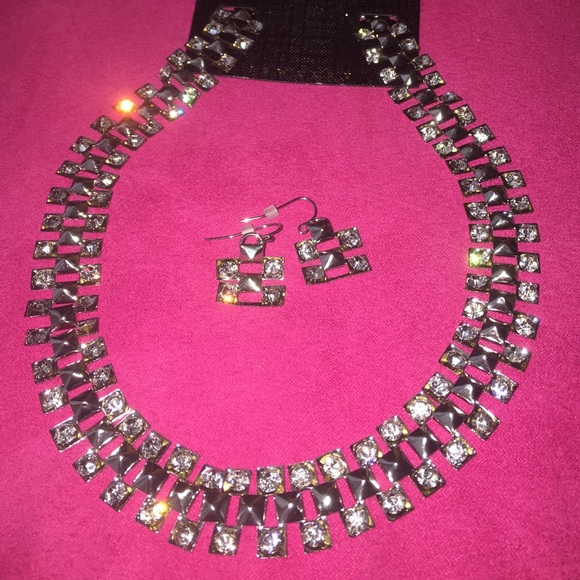 🎉SALE🎉Camera Ready Necklace and Earrings