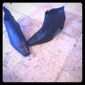 Higheels with pointed toe.