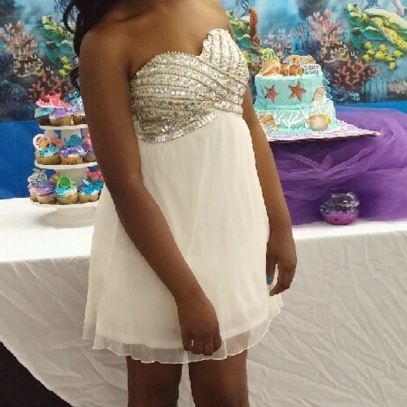 Short white dress