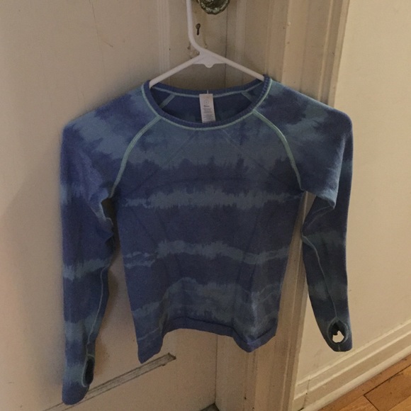 Ivivva  long sleeve thumb whole shirt.