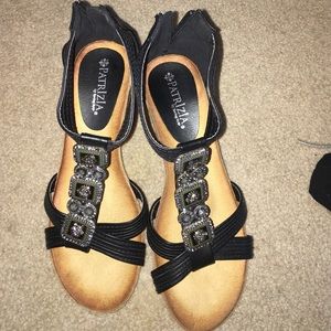 Black and silver short wedge