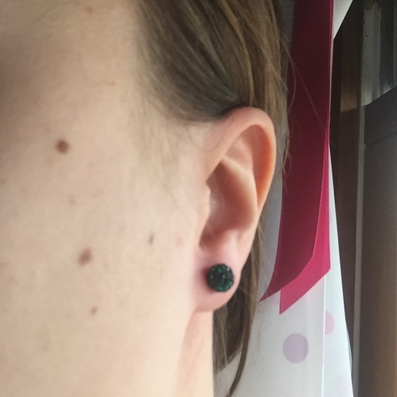 B1G1 half off 💚 Green swarovski stud earrings 💚 - Picture 2 of 2