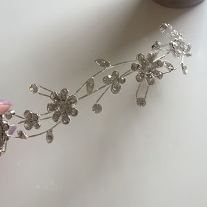 Bridal hair band with flowers
