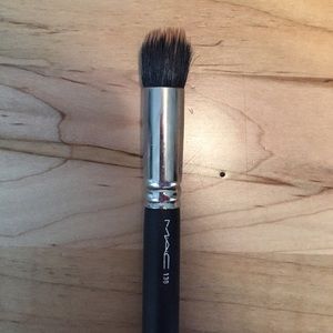 MAC 130 foundation brush