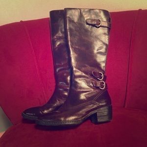 Born Brown Boots 6M or 6.5