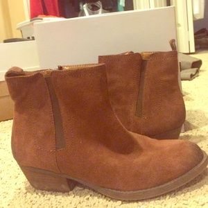 Zip up Nine West ankle boots!