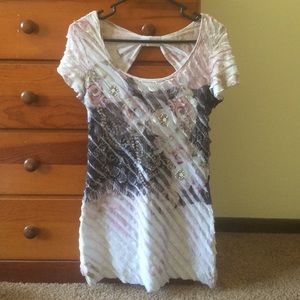 Short sleeve dress Tee with peekaboo back