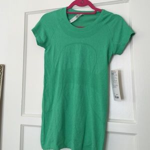 Kelly green Lululemon swiftly tech crew in