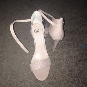 Single sole heeled sandals.