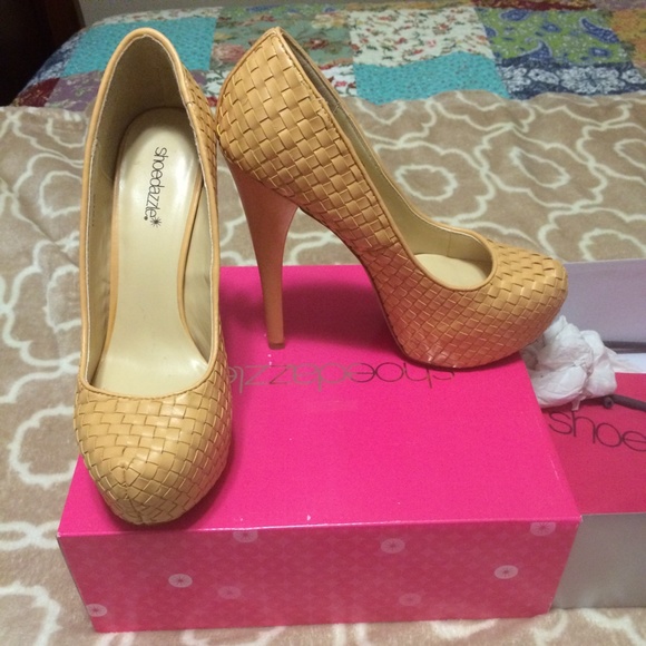Shoe dazzle platform pumps Adelaide 8.5 size
